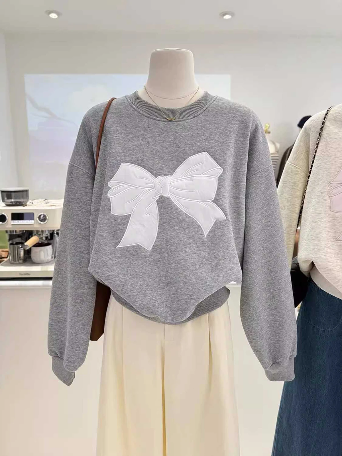 Bow Embroidered Velvet Sweatshirt Autumn Winter Versatile Thickened Warm Long Sleeve Top Korean Loose Round Neck Pullover
Bow Embroidered Velvet Sweatshirt Autumn Winter Versatile Thickened Warm Long Sleeve Top Korean Loose Round Neck Pullover