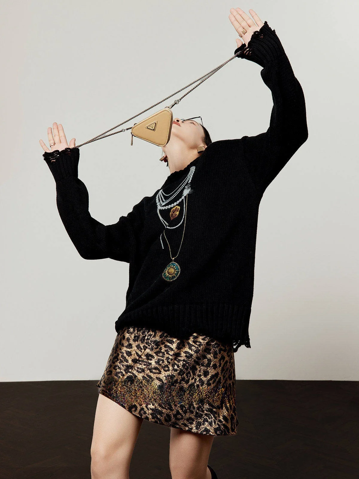 Black Knitted Plush Leopard Claw Chain Sweater Women's Loose Fit Casual Style Spring New Arrival Knitwear by Zhou Li Wu
Black Knitted Plush Leopard Claw Chain Sweater Women's Loose Fit Casual Style Spring New Arrival Knitwear by Zhou Li Wu
