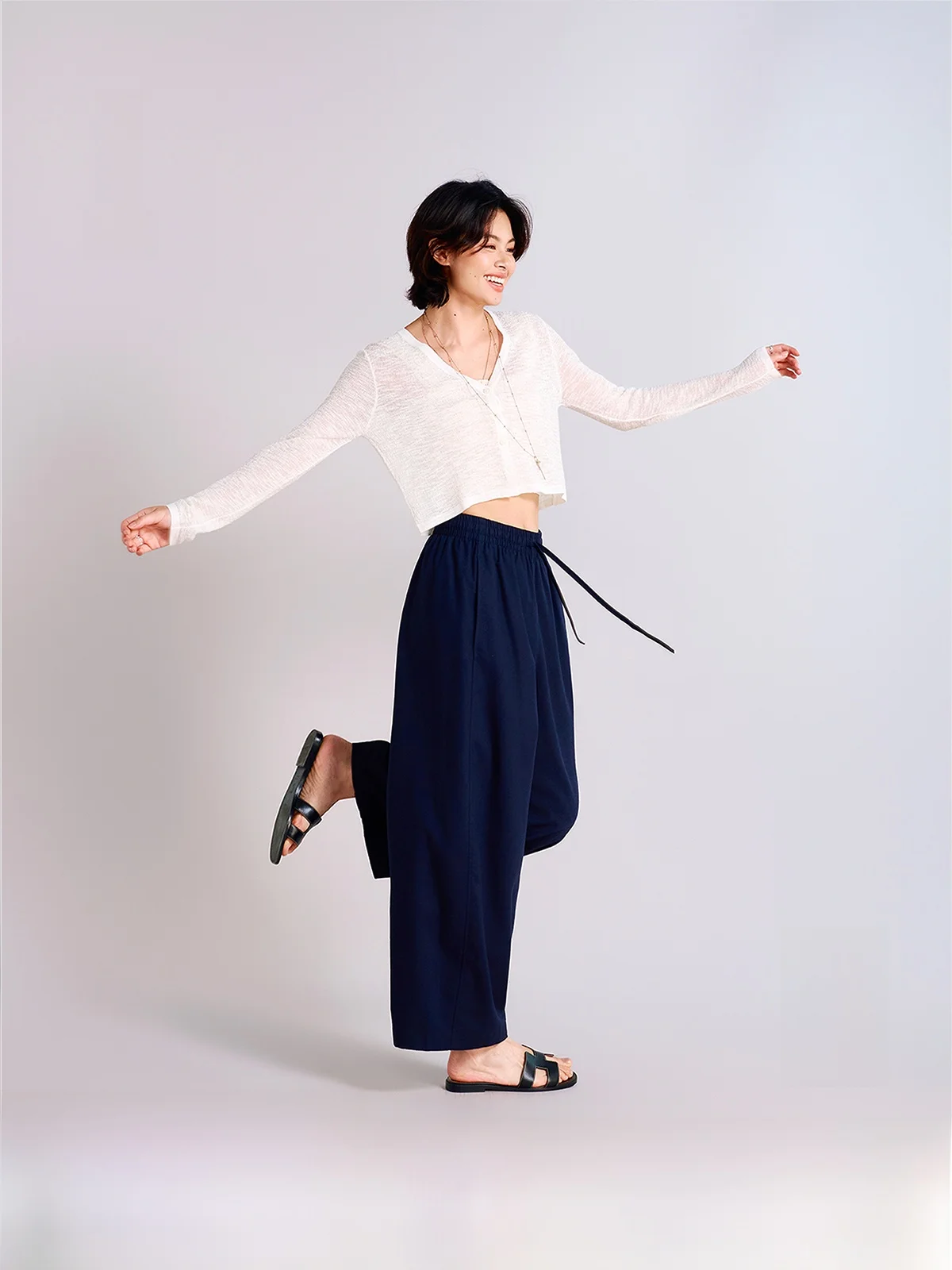 Airy Drawstring Wide Leg Balloon Pants Clean Fit Trousers Micro Silhouette Texture Polyester Blend Ladies Casual Pants
Airy Drawstring Wide Leg Balloon Pants Clean Fit Trousers Micro Silhouette Texture Polyester Blend Ladies Casual Pants