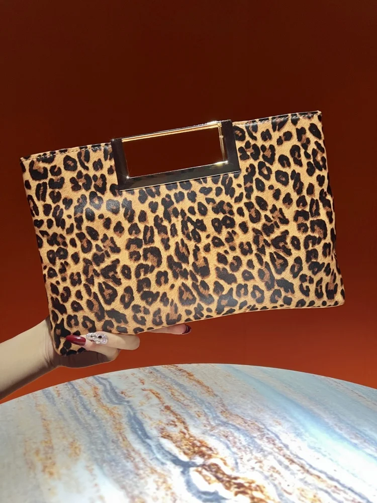 2026 Vintage Leopard Print Tote Bag Niche Women's Handbag Fashionable Large Capacity Square Shoulder Crossbody Bag
2026 Vintage Leopard Print Tote Bag Niche Women's Handbag Fashionable Large Capacity Square Shoulder Crossbody Bag