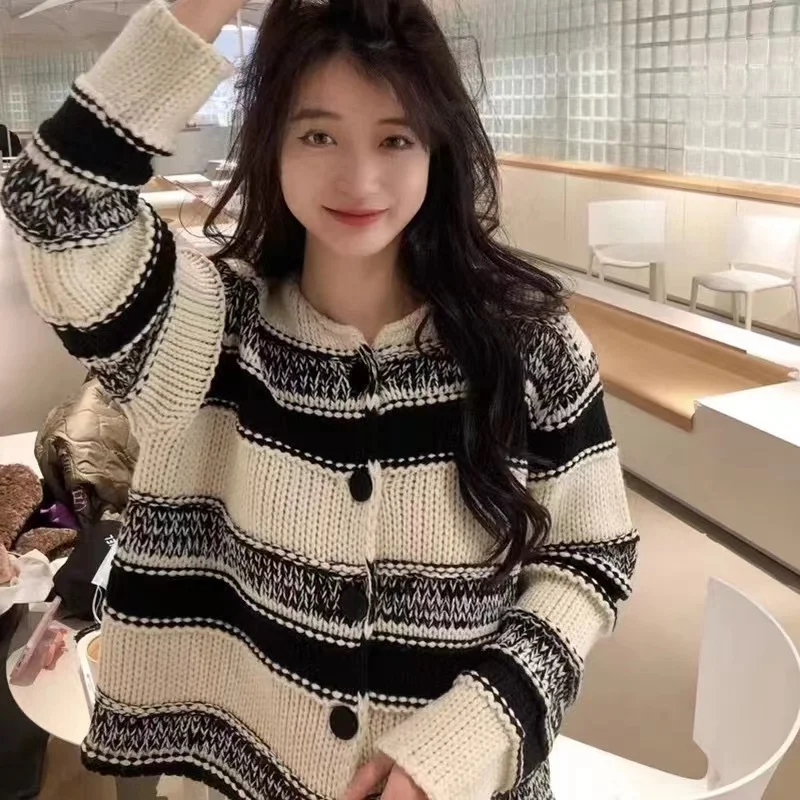Boring Honey New Stripe O-Neck Long Sleeves Sweater Korean Loose Comfortable Tops Women Knitting Sweater Fashion Button Sweater
Boring Honey New Stripe O-Neck Long Sleeves Sweater Korean Loose Comfortable Tops Women Knitting Sweater Fashion Button Sweater