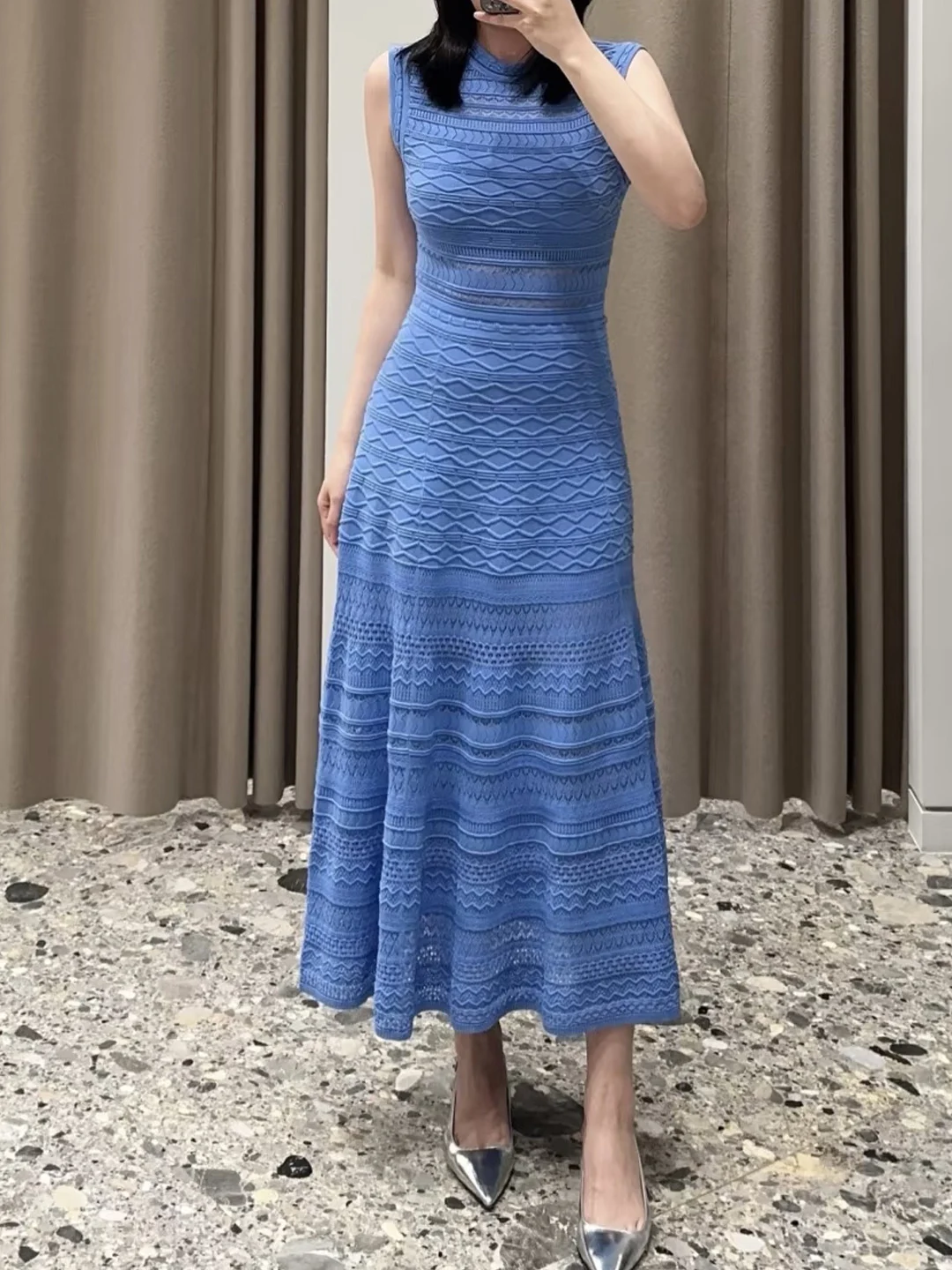 Вязаное длинное платье с круглым вырезом, ажурным узором «водная рябь», завышенной талией, А-образным силуэтом, дышащее, комфортное.
Вязаное длинное платье с круглым вырезом, ажурным узором «водная рябь», завышенной талией, А-образным силуэтом, дышащее, комфортное.