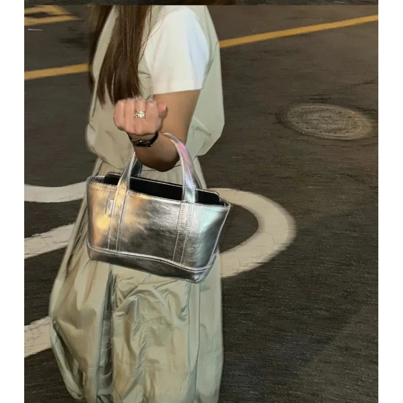 Modern Neutral Style Large Capacity Silver Handbag Dongda Gate New Fashionable Simplistic Women's Tote Bag Casual Shoulder Bag
Modern Neutral Style Large Capacity Silver Handbag Dongda Gate New Fashionable Simplistic Women's Tote Bag Casual Shoulder Bag