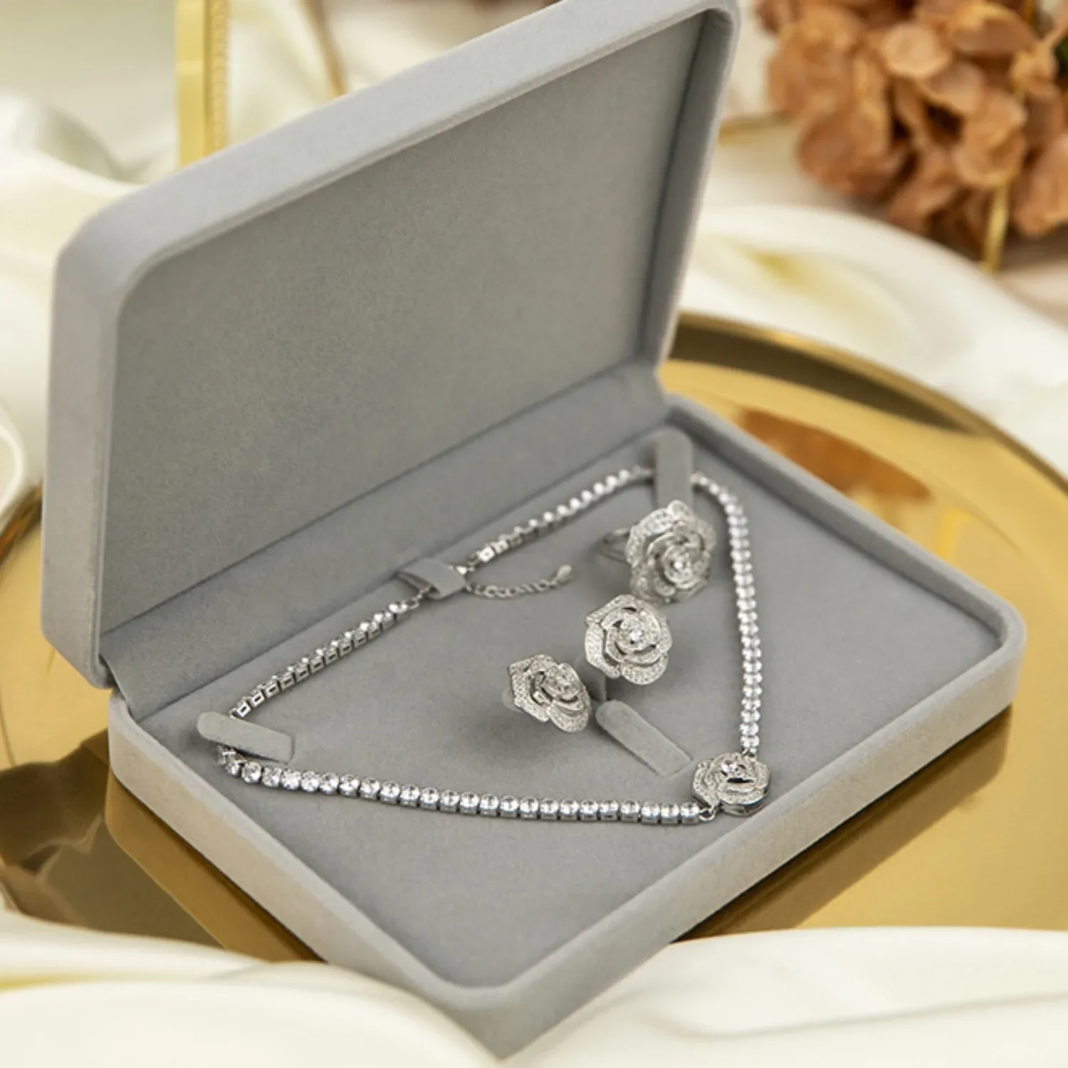 Fillet jewelry box, ring box, bracelet pendant, stud earring, necklace storage,Display Holder Case for Engagement, Wedding
Fillet jewelry box, ring box, bracelet pendant, stud earring, necklace storage,Display Holder Case for Engagement, Wedding