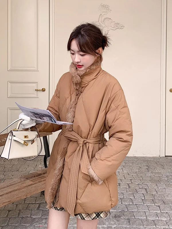 Женское стеганое пуховое пальто средней длины с воротником-стойкой, пушистое, с утяжкой на талии, зимнее, повседневное, свободного кроя, белое
Женское стеганое пуховое пальто средней длины с воротником-стойкой, пушистое, с утяжкой на талии, зимнее, повседневное, свободного кроя, белое