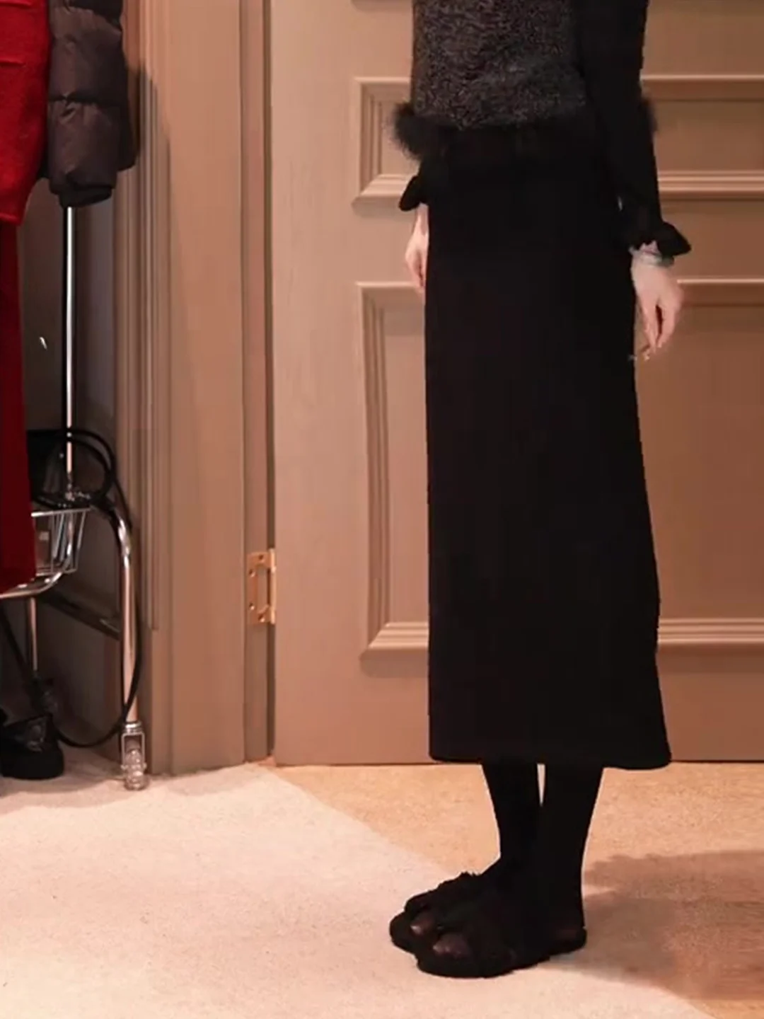 Новая женская шерстяная прямая юбка с высокой талией для ранней весны, простой дизайн, универсальная, легкая, элегантная юбка с завышенной талией
Новая женская шерстяная прямая юбка с высокой талией для ранней весны, простой дизайн, универсальная, легкая, элегантная юбка с завышенной талией