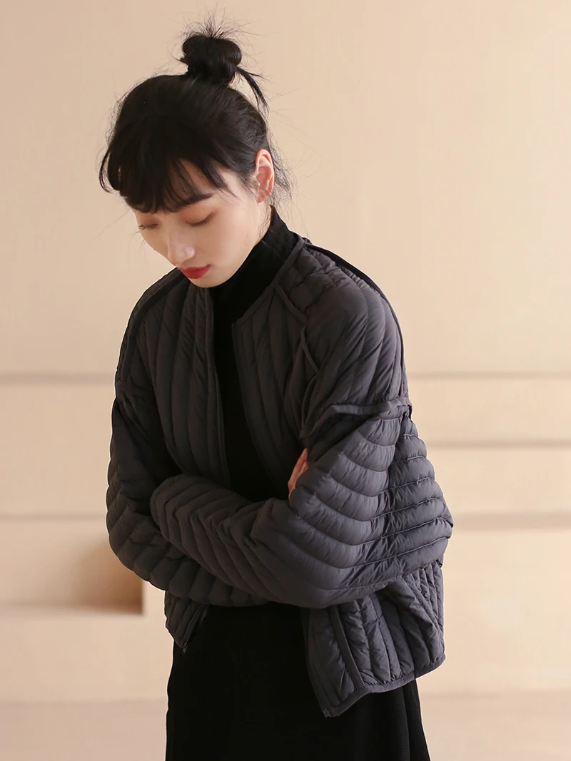 Легкая хлопковая куртка для женщин, полосатое пальто с полиэстеровым наполнителем, тонкая и теплая хлопковая одежда для осени и зимы
Легкая хлопковая куртка для женщин, полосатое пальто с полиэстеровым наполнителем, тонкая и теплая хлопковая одежда для осени и зимы