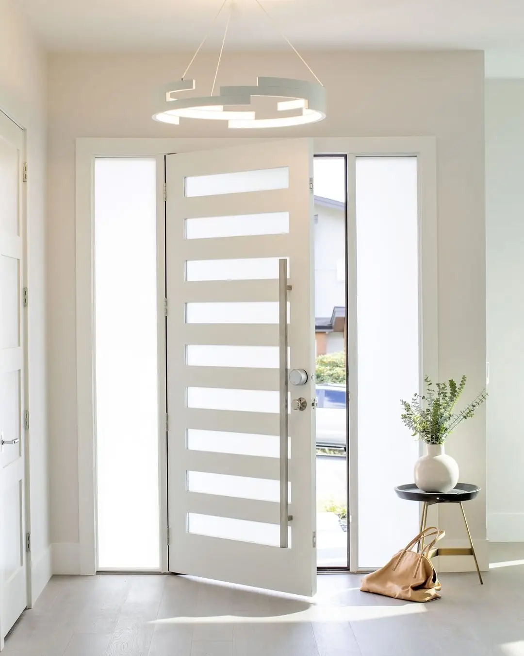 4.0mm Aluminum Entrance Security Pivot Door Modern Revolving Exterior Entry Door Made of Durable Aluminium Panel Front Main Door
4.0mm Aluminum Entrance Security Pivot Door Modern Revolving Exterior Entry Door Made of Durable Aluminium Panel Front Main Door