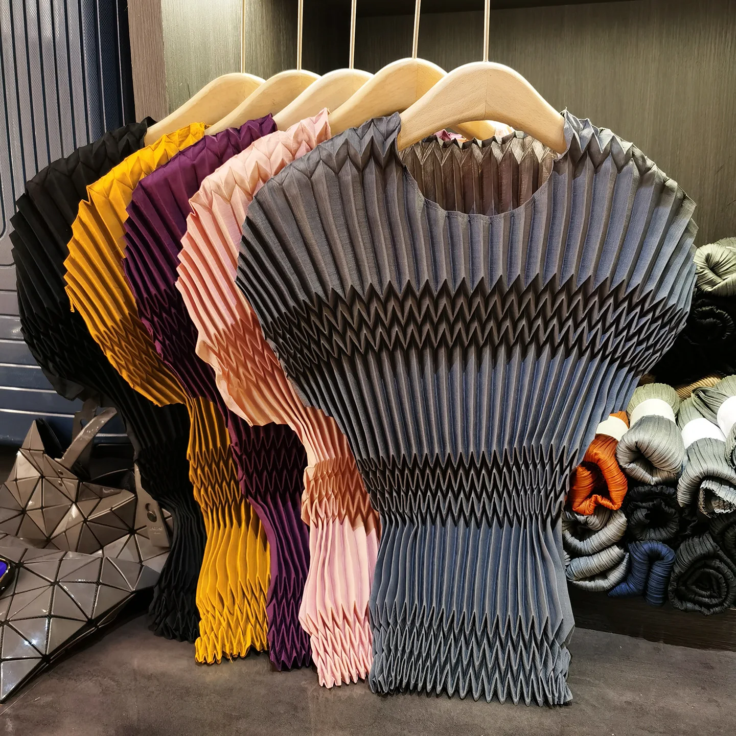 Miyake Pleated T-shirt Niche Pleated Stand-up Collar Pit Stripe Round Neck T-shirt 2025 Summer Solid Thin Short Sleeve Tops
Miyake Pleated T-shirt Niche Pleated Stand-up Collar Pit Stripe Round Neck T-shirt 2025 Summer Solid Thin Short Sleeve Tops