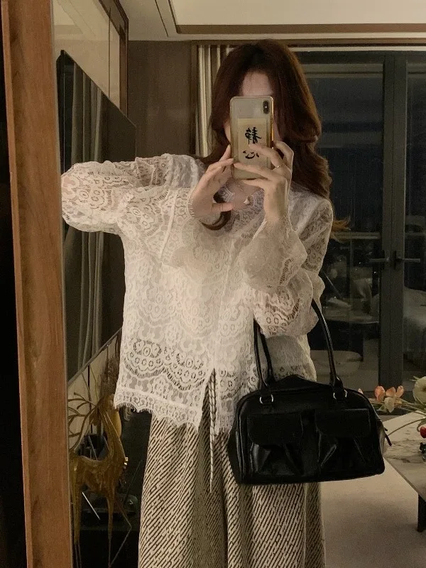 Lace Hook Embroidery Hollow V-neck Bell Sleeve Women's Shirt Spring New plus Size Korean Style Loose Fit Long Sleeve Top
Lace Hook Embroidery Hollow V-neck Bell Sleeve Women's Shirt Spring New plus Size Korean Style Loose Fit Long Sleeve Top