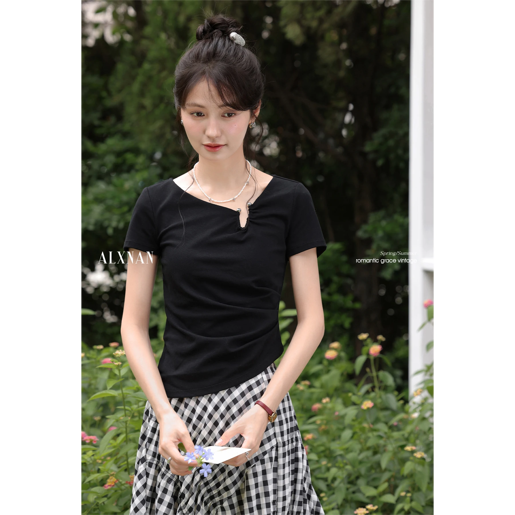 ALXNAN Women's Black T-shirt Elegant Irregular Casual Cotton T-shirts 2025 Summer Office Lady Slim-fit Short Sleeve Tops L55877
ALXNAN Women's Black T-shirt Elegant Irregular Casual Cotton T-shirts 2025 Summer Office Lady Slim-fit Short Sleeve Tops L55877