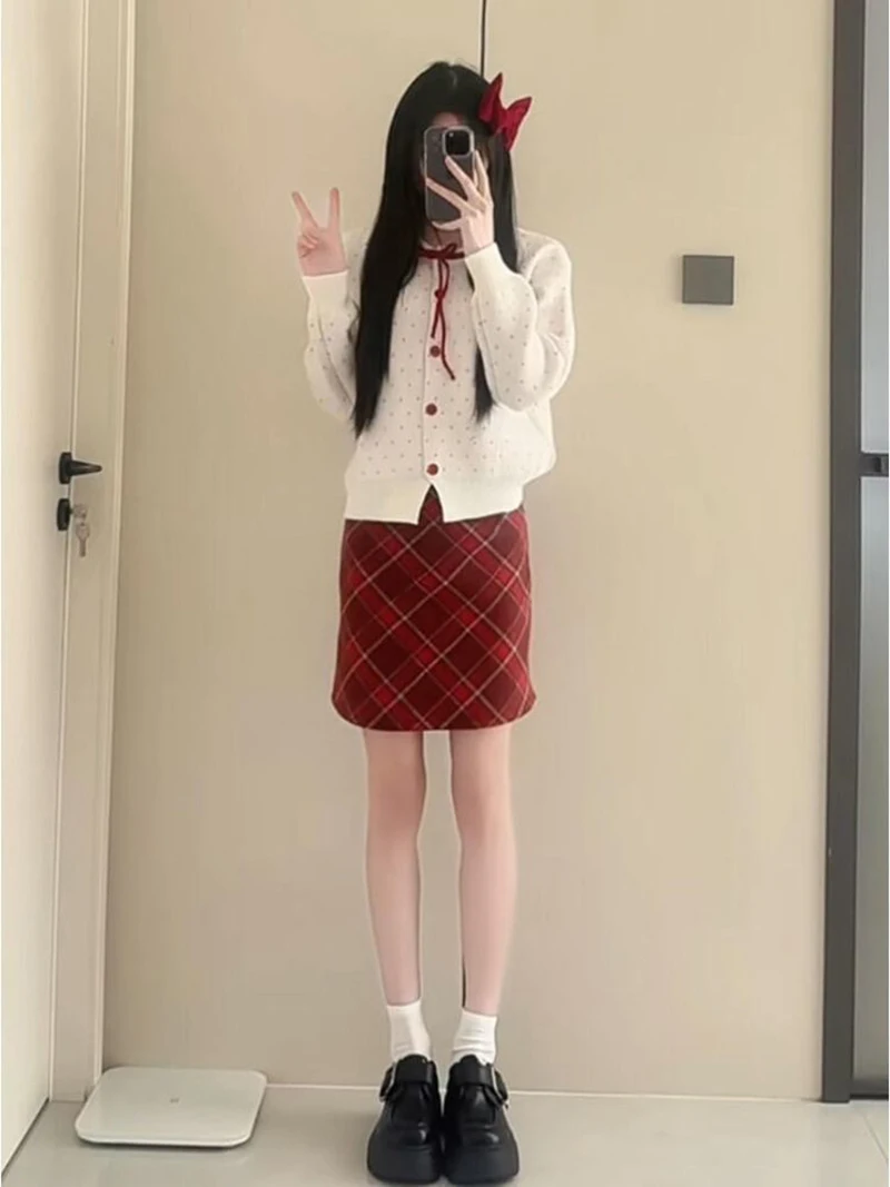 Весенняя новинка: вязаный кардиган в горошек с узлом и юбка в клетку — модный женский комплект из двух предметов в студенческом стиле
Весенняя новинка: вязаный кардиган в горошек с узлом и юбка в клетку — модный женский комплект из двух предметов в студенческом стиле