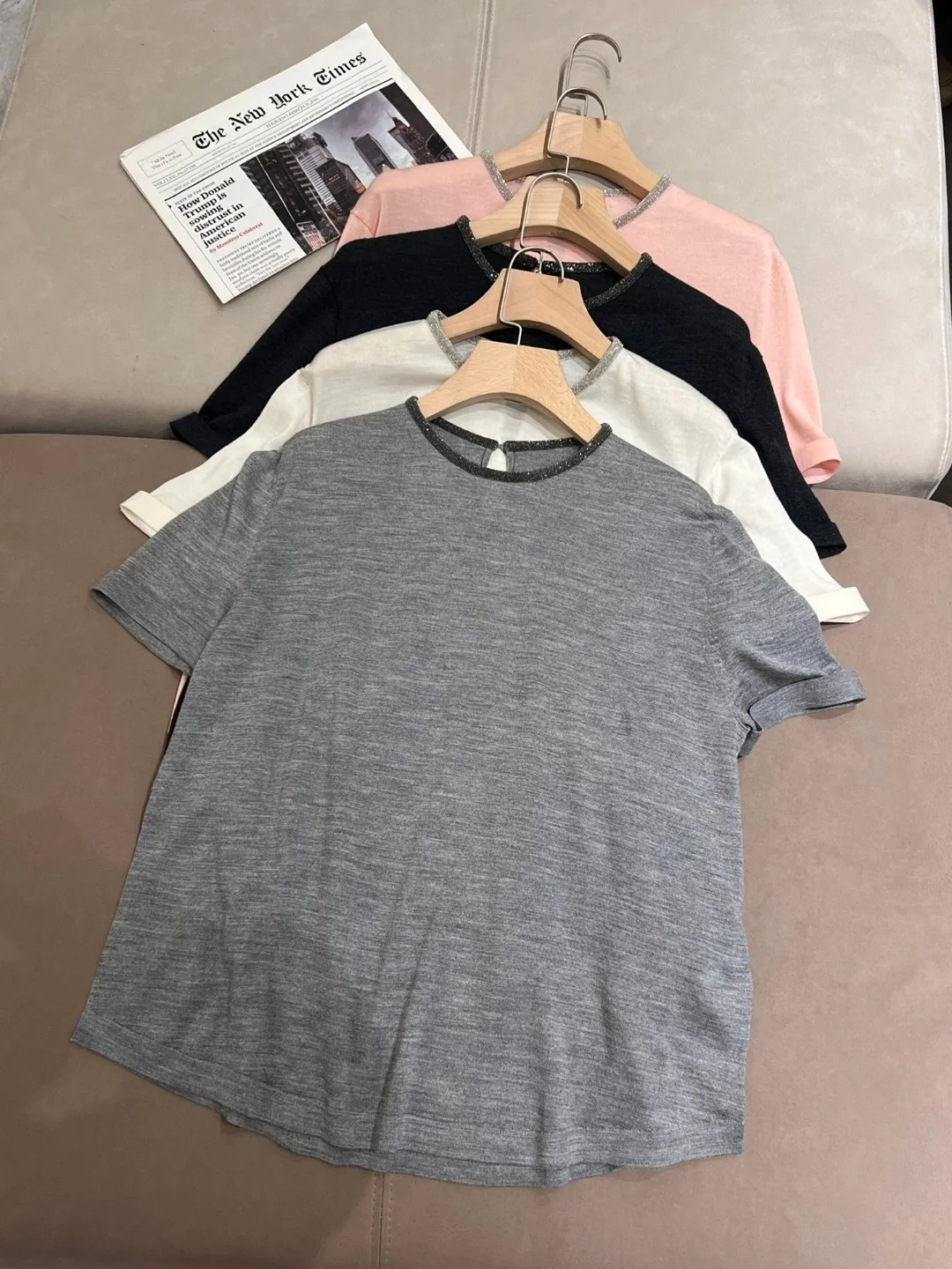 New Spring Women's Round Neck Beaded Chain Silk Wool Short Sleeve Knit Top 75% Merino Wool 25% Silk
New Spring Women's Round Neck Beaded Chain Silk Wool Short Sleeve Knit Top 75% Merino Wool 25% Silk