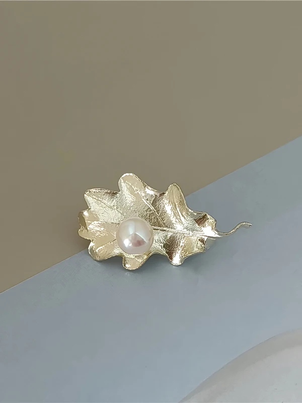 Original Pearl Leaf Brooch Pin S925 Sterling Silver Artistic Retro Fashionable Jewelry for Women out New Item
Original Pearl Leaf Brooch Pin S925 Sterling Silver Artistic Retro Fashionable Jewelry for Women out New Item