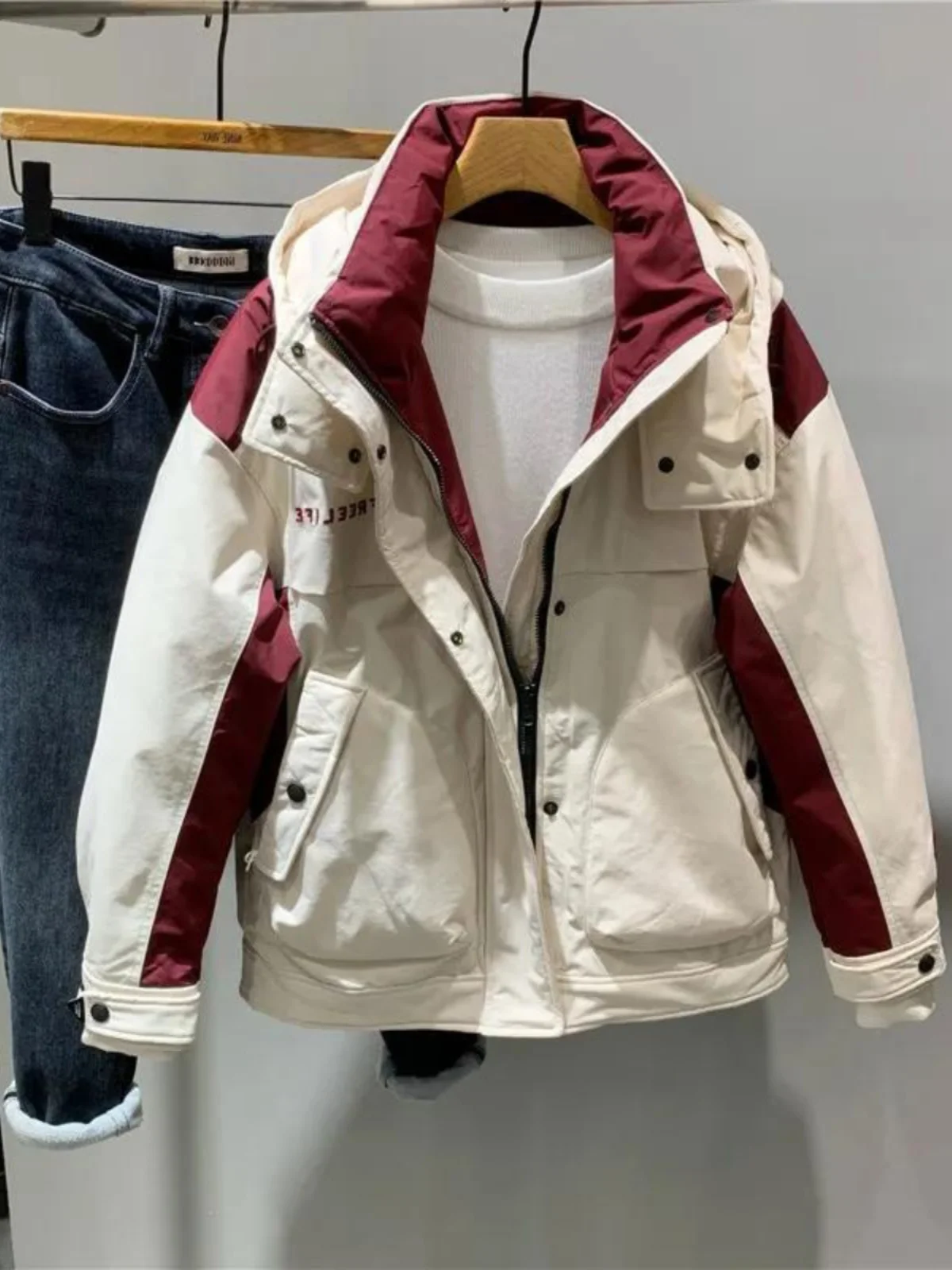 Новая зимняя мужская повседневная куртка 2024 года с цветными вставками, теплая, функциональная, рабочая, молодежная, приталенная, с длинными рукавами и капюшоном
Новая зимняя мужская повседневная куртка 2024 года с цветными вставками, теплая, функциональная, рабочая, молодежная, приталенная, с длинными рукавами и капюшоном