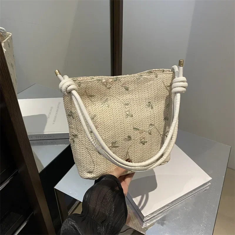Simple straw women shoulder tote bag small fresh lace embroidered women handbag
Simple straw women shoulder tote bag small fresh lace embroidered women handbag