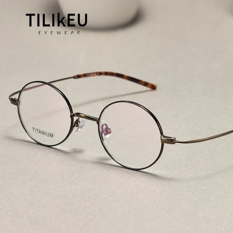 Японский бренд, дизайнерская оправа для очков из чистого титана, оправа для мужчин и женщин, ультра-легкая овальная маленькая оправа, очки с защитой от синего луча, очки по рецепту
Японский бренд, дизайнерская оправа для очков из чистого титана, оправа для мужчин и женщин, ультра-легкая овальная маленькая оправа, очки с защитой от синего луча, очки по рецепту