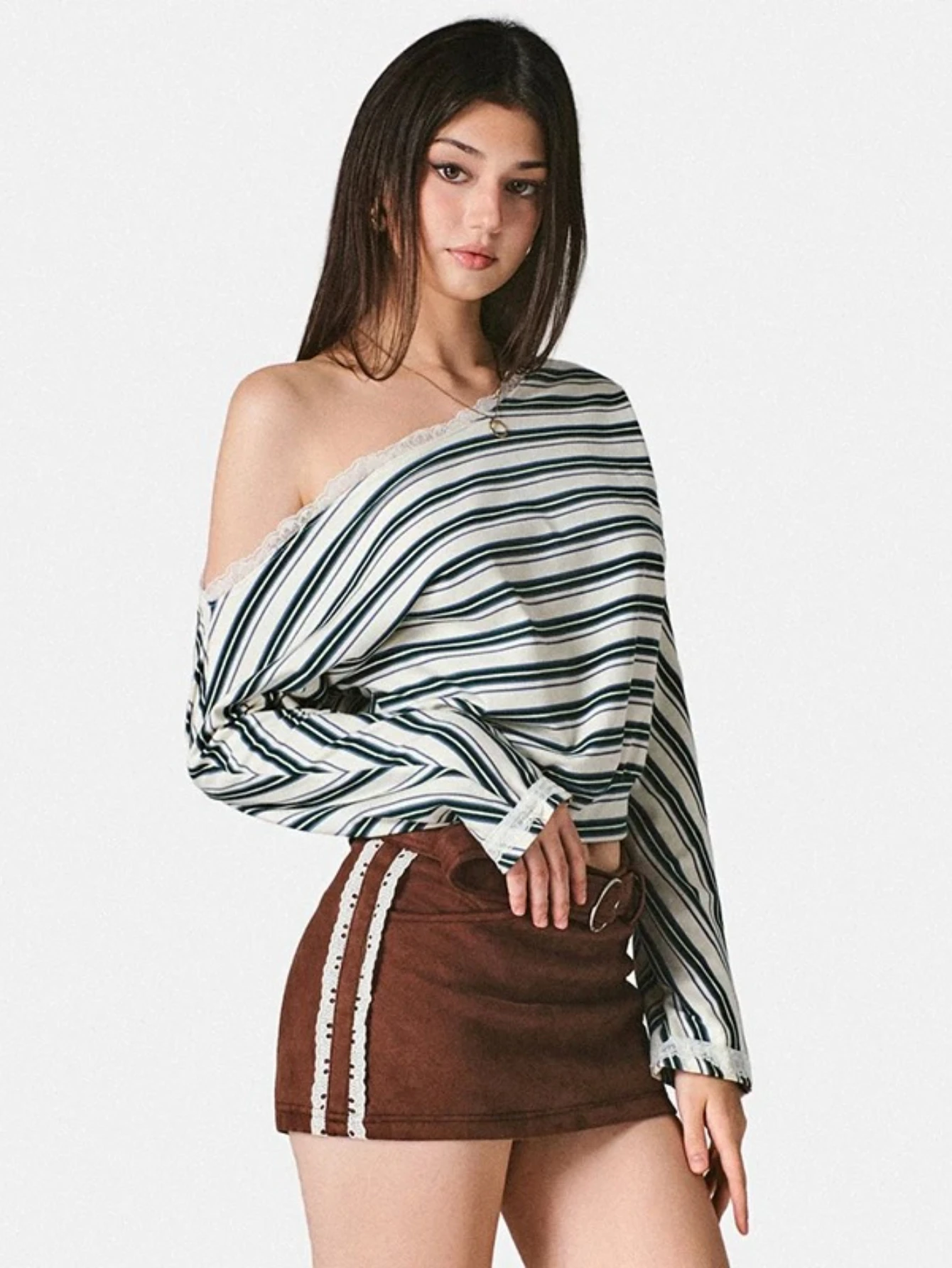 Женский осенний новый топ с наклонным воротником в полоску и кружевной отделкой с наклонным вырезом и затянутой талией, стильная элегантная уличная одежда
Женский осенний новый топ с наклонным воротником в полоску и кружевной отделкой с наклонным вырезом и затянутой талией, стильная элегантная уличная одежда