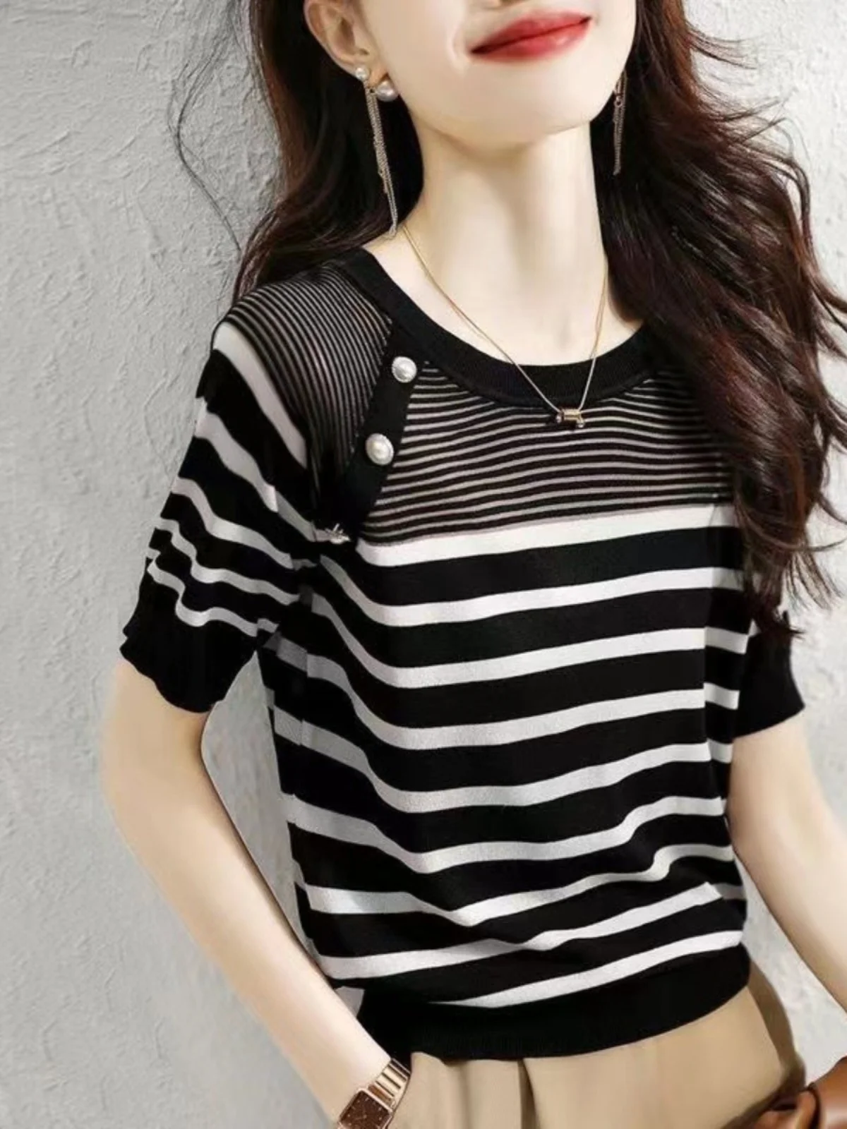 Ele Striped Ice Silk T-irt Women's ort Sve Knitted Base irt Summer Top Casual Loose Fit round Ne Regular Length
Ele Striped Ice Silk T-irt Women's ort Sve Knitted Base irt Summer Top Casual Loose Fit round Ne Regular Length