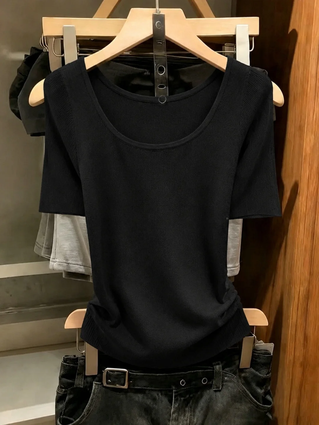 Fashionable Short Sleeve Knitted Top Slim Fit Summer Light Maturity Style Soft Quality Small Shirt Versatile Casual Wear
Fashionable Short Sleeve Knitted Top Slim Fit Summer Light Maturity Style Soft Quality Small Shirt Versatile Casual Wear