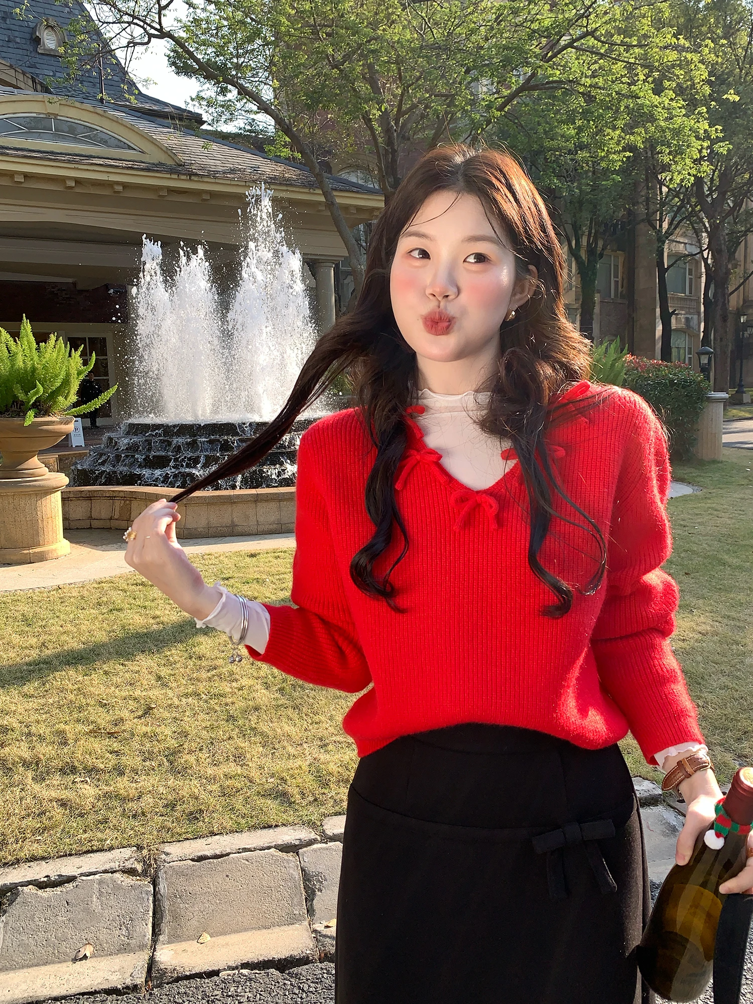 Романтический корейский вязаный свитер с V-образным вырезом для женщин, красный, с узлом, мягкий, теплый, длинный топ для молодых девушек
Романтический корейский вязаный свитер с V-образным вырезом для женщин, красный, с узлом, мягкий, теплый, длинный топ для молодых девушек