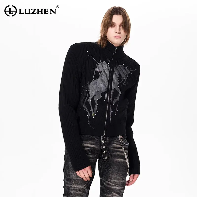 LUZHEN 2026 New Horse Pattern Printed Zipper Sequin Decorate Stand Neck Knitted Cardigan Men's Fashion Handsome Sweater JY6189
LUZHEN 2026 New Horse Pattern Printed Zipper Sequin Decorate Stand Neck Knitted Cardigan Men's Fashion Handsome Sweater JY6189