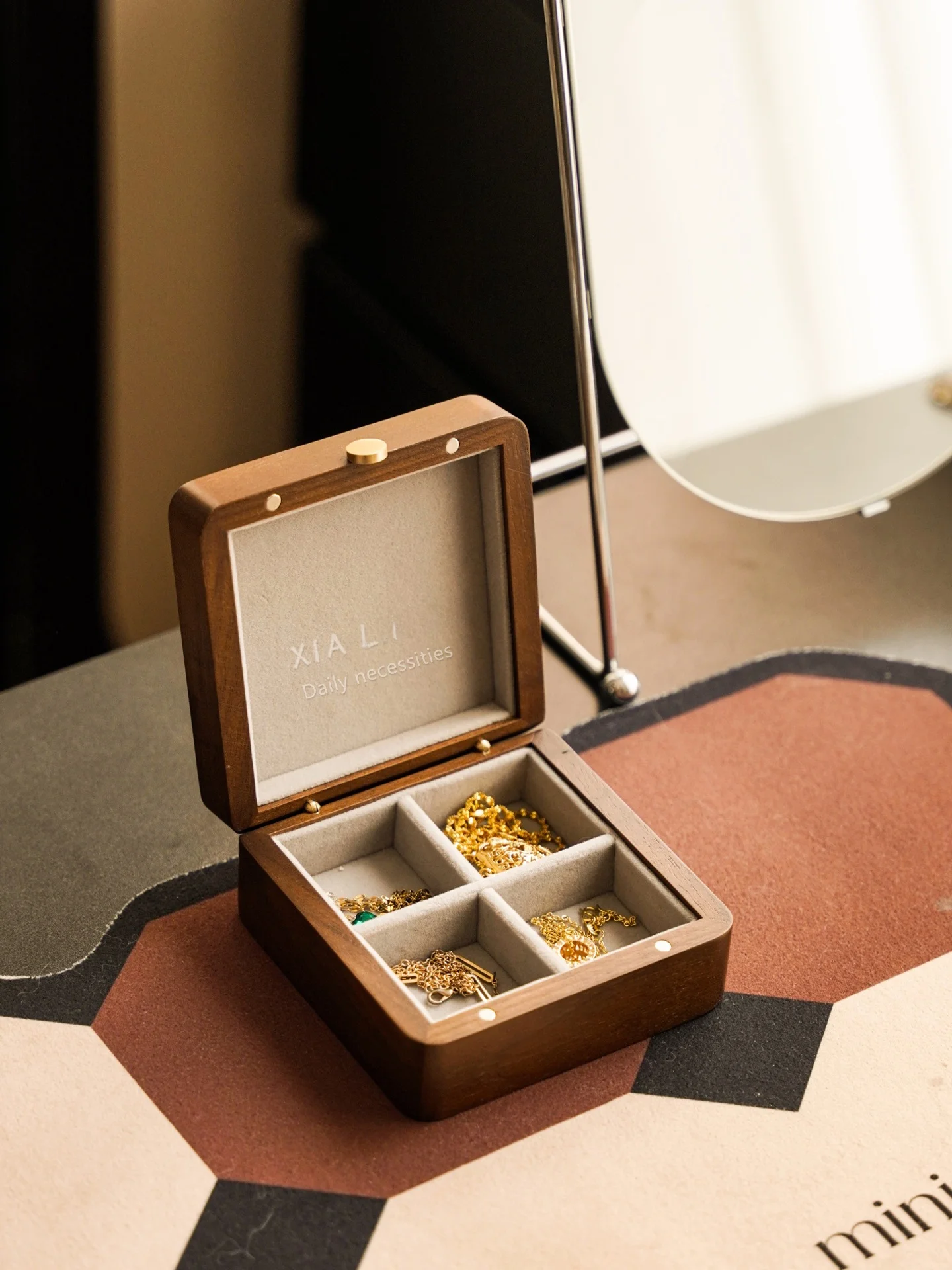 Высококачественная шкатулка для украшений из натурального дерева (черный орех), винтажный стиль, ручная работа, настольный органайзер для женщин, подарок
Высококачественная шкатулка для украшений из натурального дерева (черный орех), винтажный стиль, ручная работа, настольный органайзер для женщин, подарок