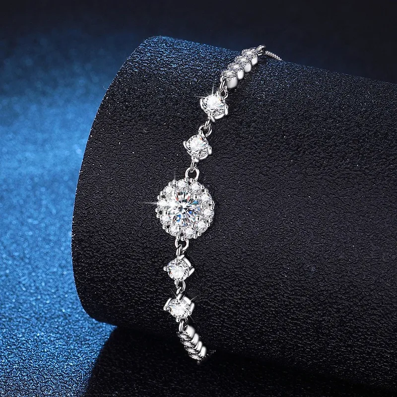 Круглый браслет из стерлингового серебра 925 пробы с ореолом 0,5 карата Муассанит в корейском стиле Регулируемая цепочка Элегантные украшения для женщин
Круглый браслет из стерлингового серебра 925 пробы с ореолом 0,5 карата Муассанит в корейском стиле Регулируемая цепочка Элегантные украшения для женщин