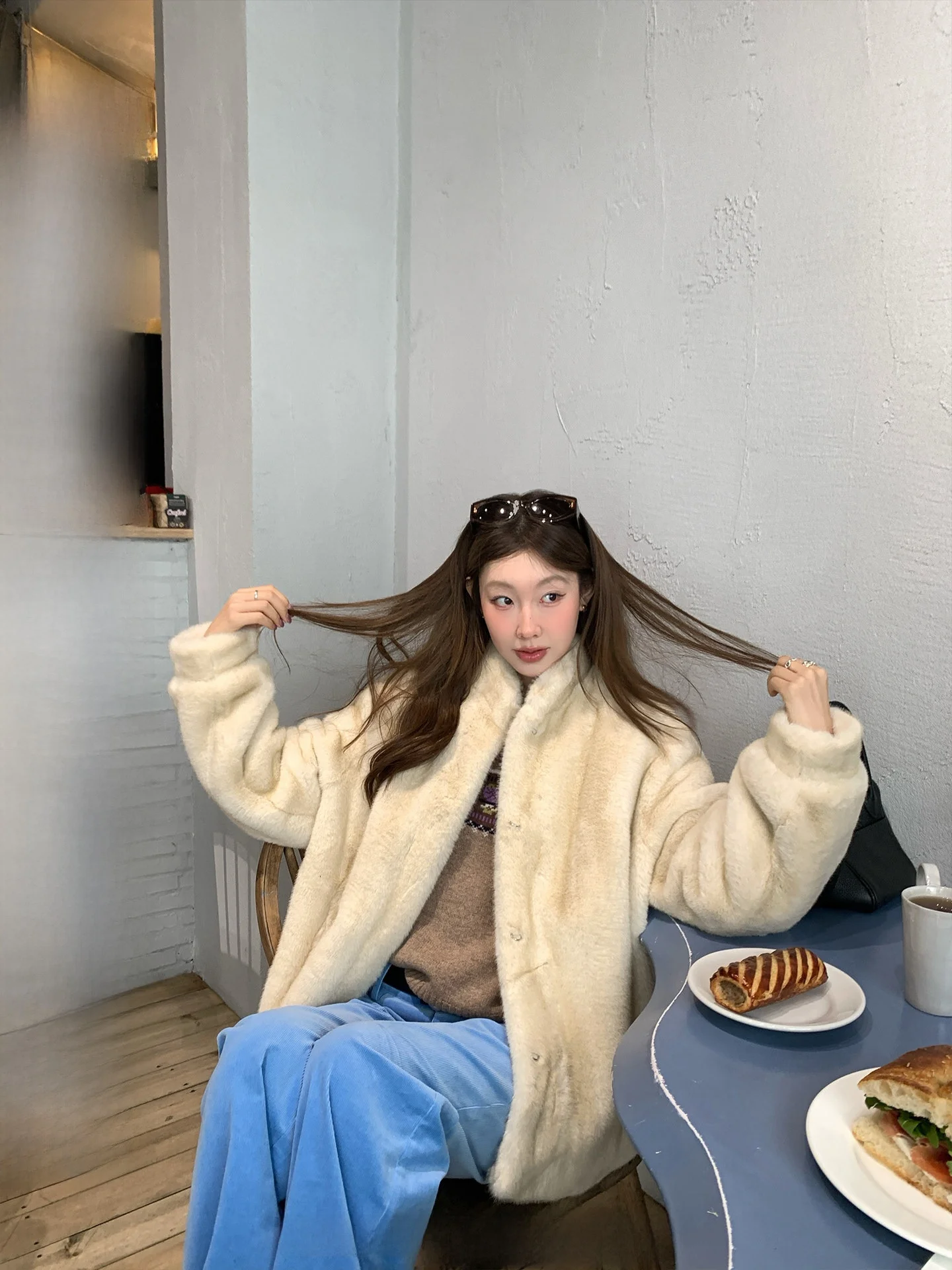Ranwear Foggy White Frost Dye Fixed Fur Material Stand Collar Fluffy Eco-friendly Micro Outline Warmth Outerwear Coat
Ranwear Foggy White Frost Dye Fixed Fur Material Stand Collar Fluffy Eco-friendly Micro Outline Warmth Outerwear Coat