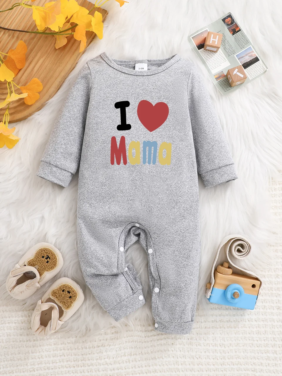 A baby long-sleeved onesie with interesting letter prints. It features a buttoned design for easy putting on and taking off
A baby long-sleeved onesie with interesting letter prints. It features a buttoned design for easy putting on and taking off