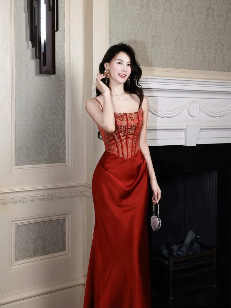 Satin red strapless halter fishtail body-hugging dress
Satin red strapless halter fishtail body-hugging dress