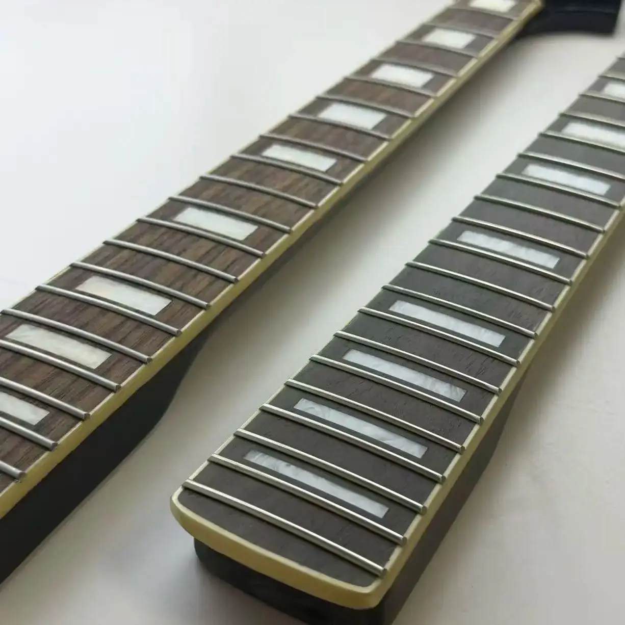 Короткомасштабный гриф электрогитары ST, 25,5 дюйма (648 мм) для ST, накладка на гриф из палисандра, 22 лада — проверка описания
Короткомасштабный гриф электрогитары ST, 25,5 дюйма (648 мм) для ST, накладка на гриф из палисандра, 22 лада — проверка описания