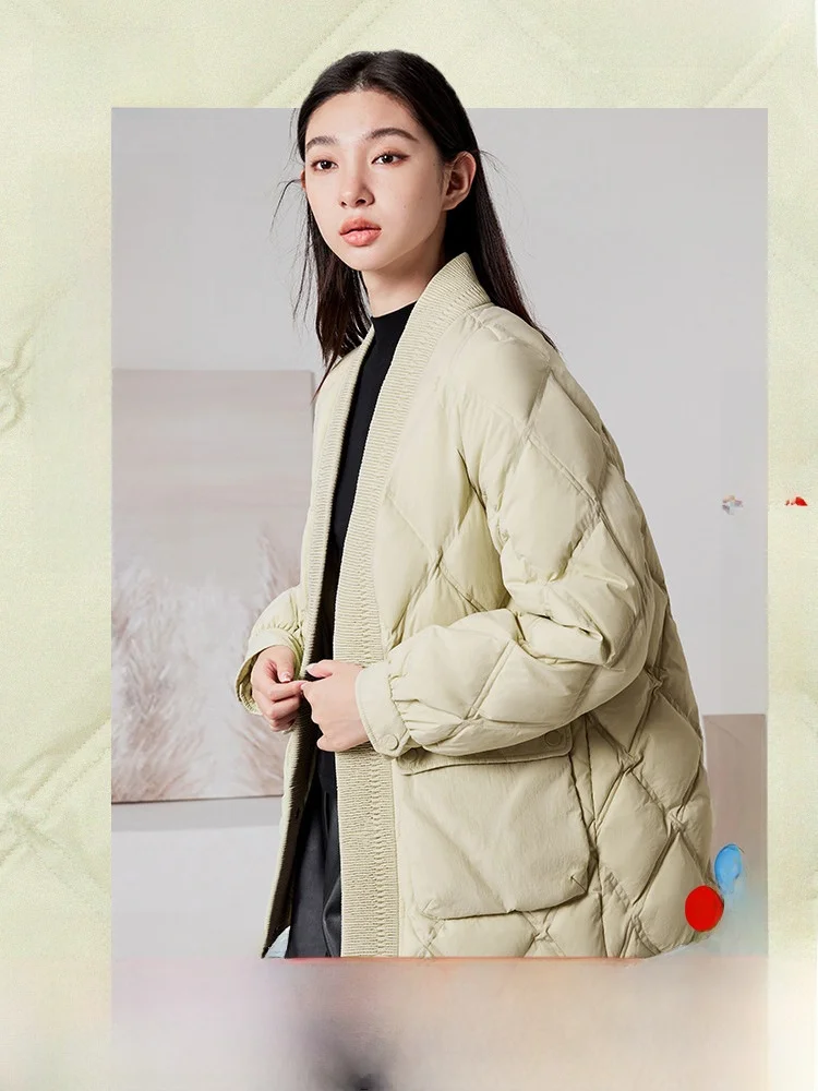 Женская утепленная куртка Snow Mid-Fly для осени и зимы с V-образным вырезом, стеганая, с наполнителем из пуха, теплая верхняя одежда, модное пальто с ромбовидным узором
Женская утепленная куртка Snow Mid-Fly для осени и зимы с V-образным вырезом, стеганая, с наполнителем из пуха, теплая верхняя одежда, модное пальто с ромбовидным узором