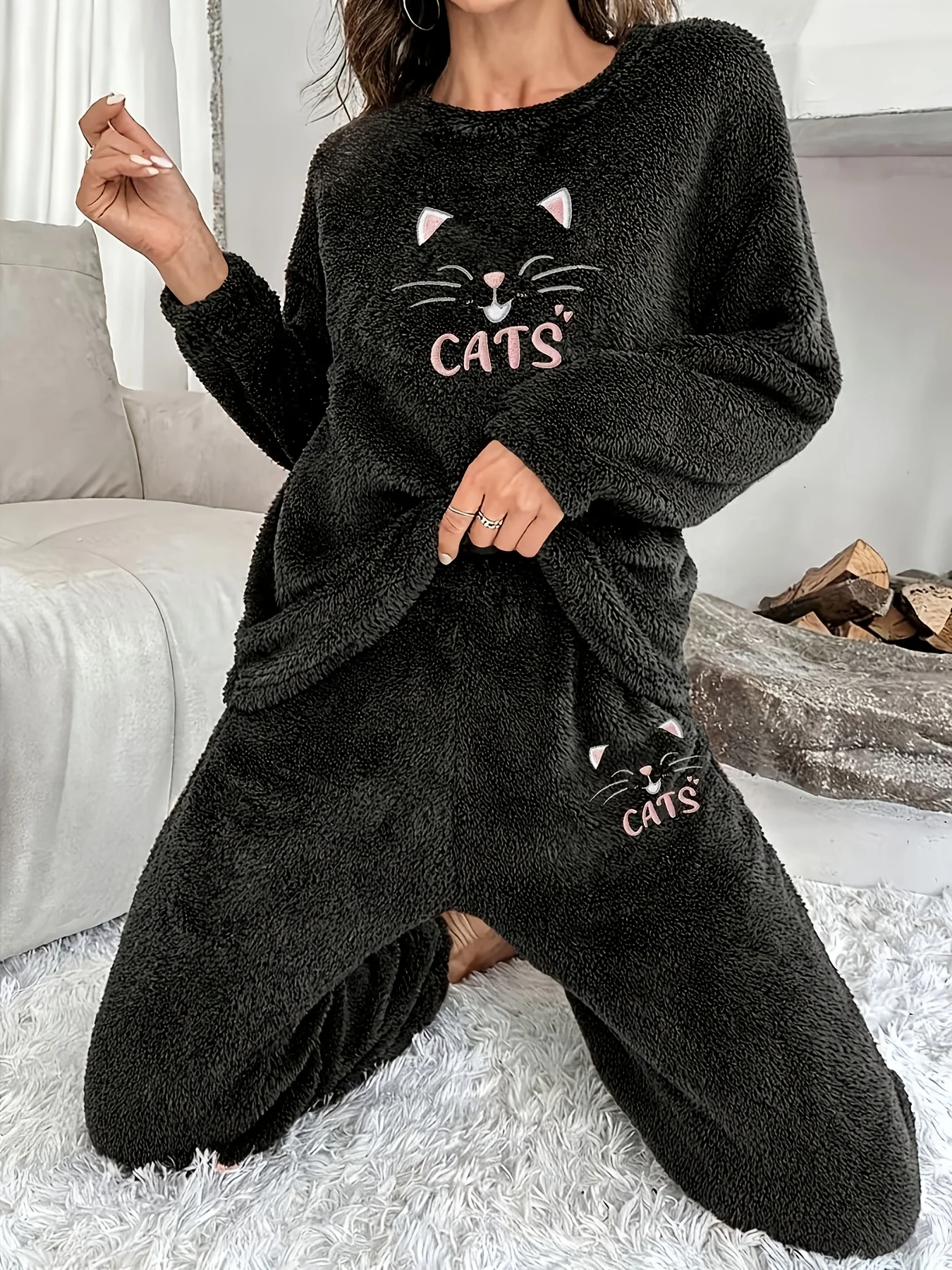 Women's velvet pajama set, featuring a long-sleeve top and matching pants, comfortable winter sleepwear
Women's velvet pajama set, featuring a long-sleeve top and matching pants, comfortable winter sleepwear