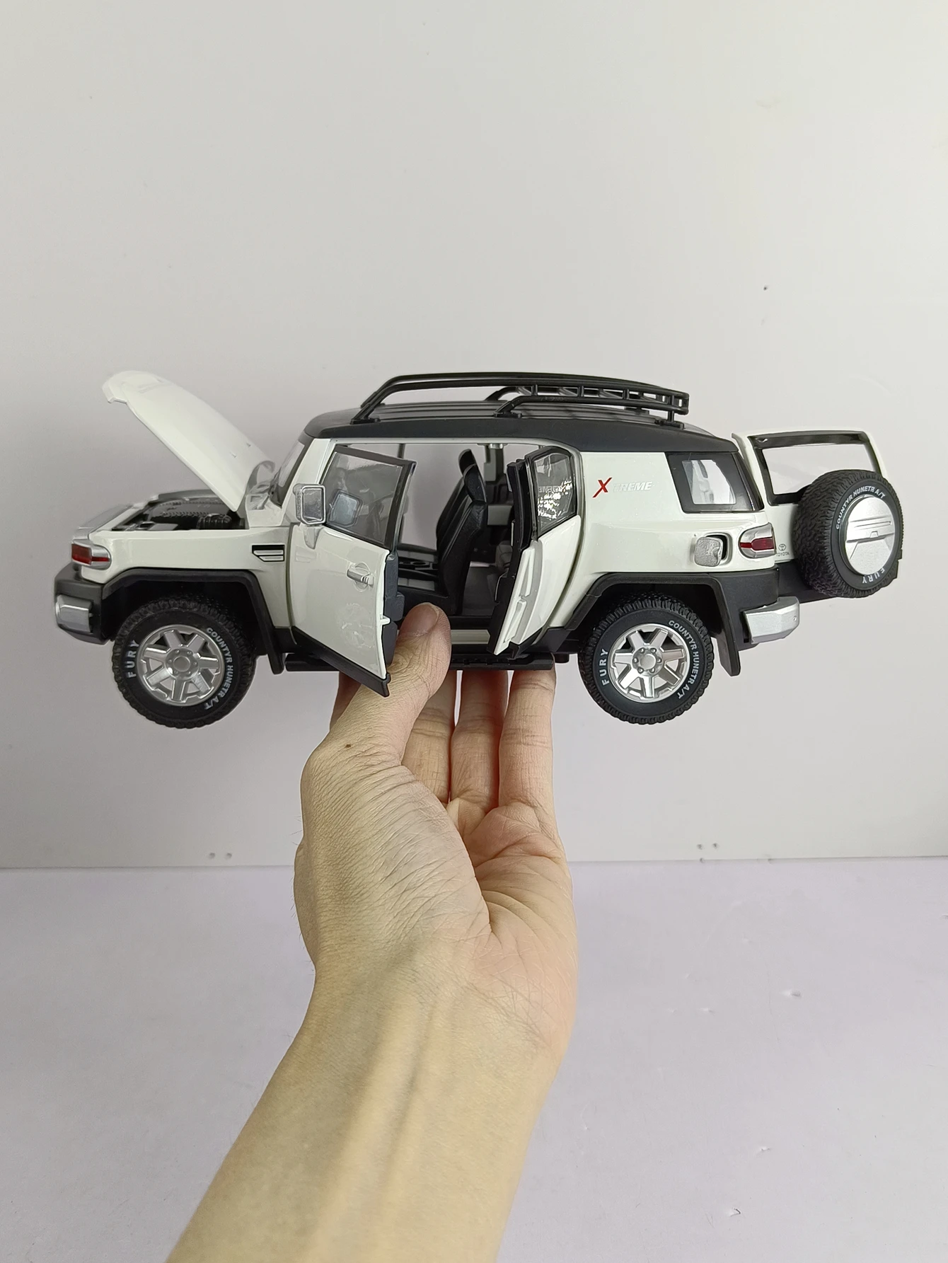 1:24 модель автомобиля из сплава FJ SUV, двери, передний капот и дверь багажника можно открыть, как подарок друзьям
1:24 модель автомобиля из сплава FJ SUV, двери, передний капот и дверь багажника можно открыть, как подарок друзьям