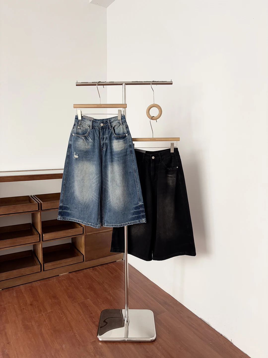 Retro High Waist Loose Jeans Women's Summer Hole Worn out Wide Leg Slimming Straight Cut Pants High Waist Denim Capri Pants
Retro High Waist Loose Jeans Women's Summer Hole Worn out Wide Leg Slimming Straight Cut Pants High Waist Denim Capri Pants