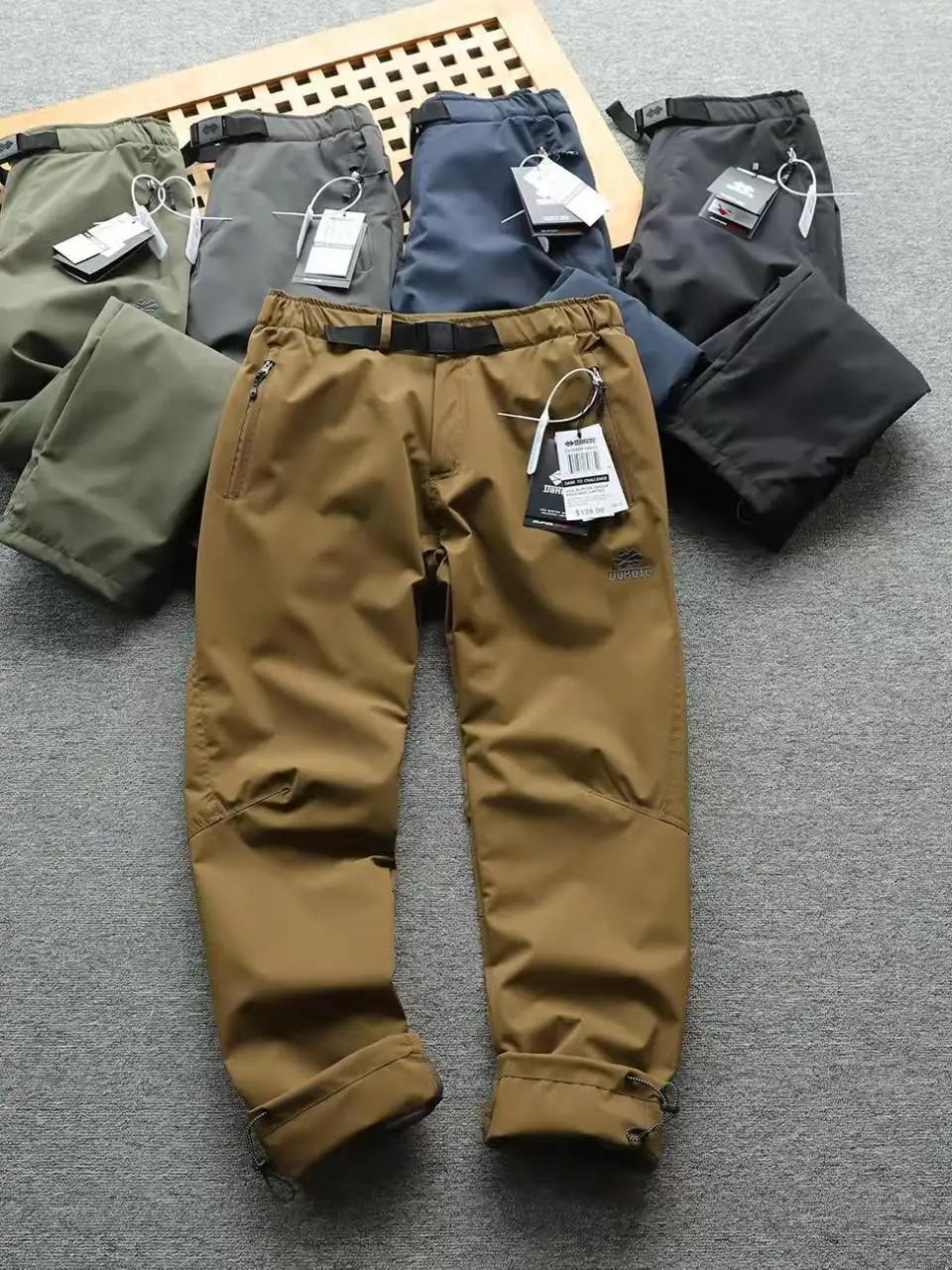 Утепленные зимние повседневные брюки для мужчин, высококачественные ветрозащитные штаны синего цвета, осенне-зимняя модная уличная одежда из полиэстера.
Утепленные зимние повседневные брюки для мужчин, высококачественные ветрозащитные штаны синего цвета, осенне-зимняя модная уличная одежда из полиэстера.