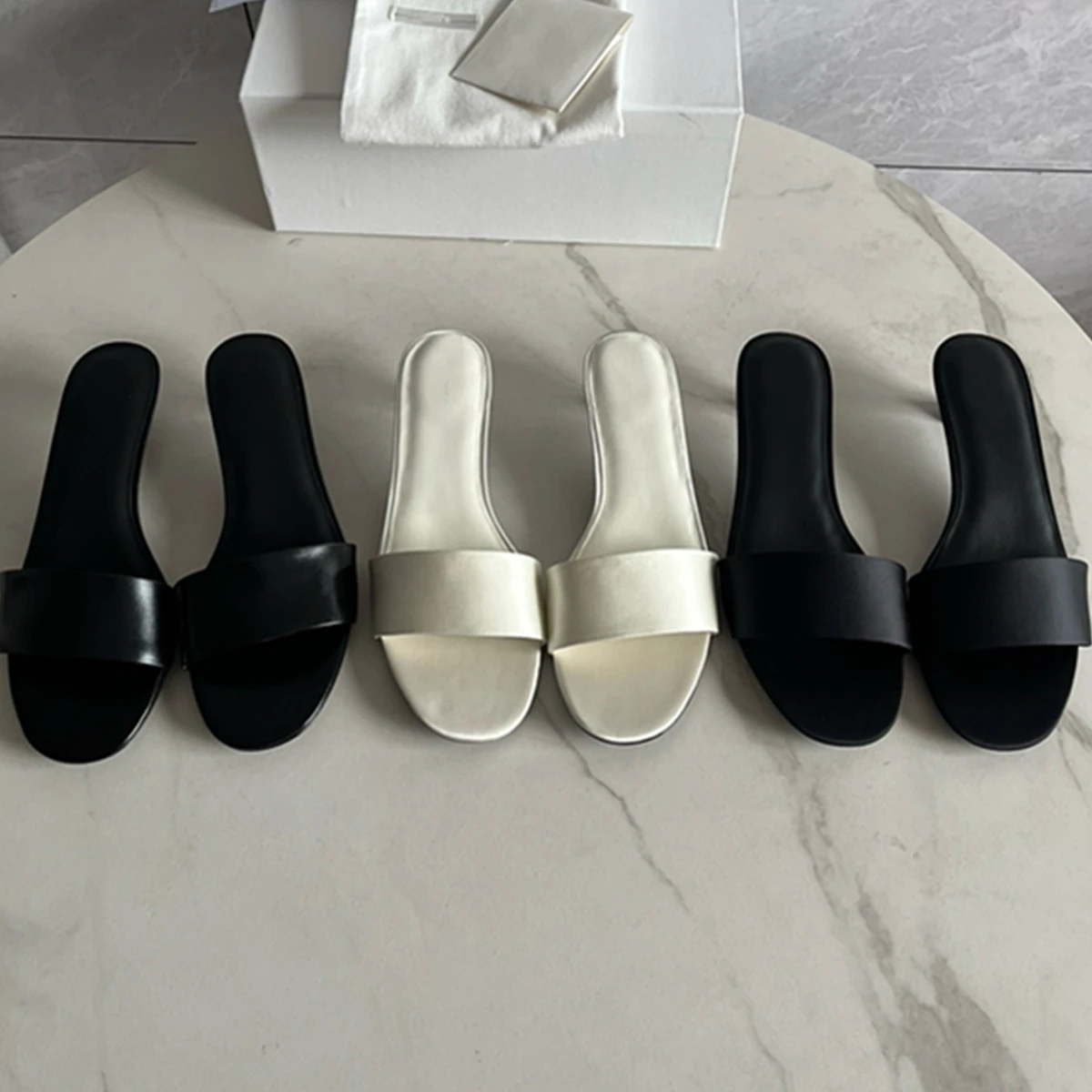 Jenny&Dave Fashion Genuine Leather Shoes Women 4cm Nordic Minimalist High Heel Slippers Summer Sandals Women French Vintage Silk
Jenny&Dave Fashion Genuine Leather Shoes Women 4cm Nordic Minimalist High Heel Slippers Summer Sandals Women French Vintage Silk