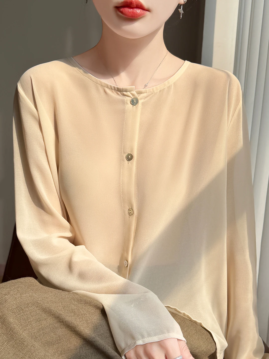 Свободный кардиган с длинными рукавами и круглым вырезом из шелка Qige, модная женская рубашка для защиты от солнца, тонкая прозрачная верхняя одежда
Свободный кардиган с длинными рукавами и круглым вырезом из шелка Qige, модная женская рубашка для защиты от солнца, тонкая прозрачная верхняя одежда