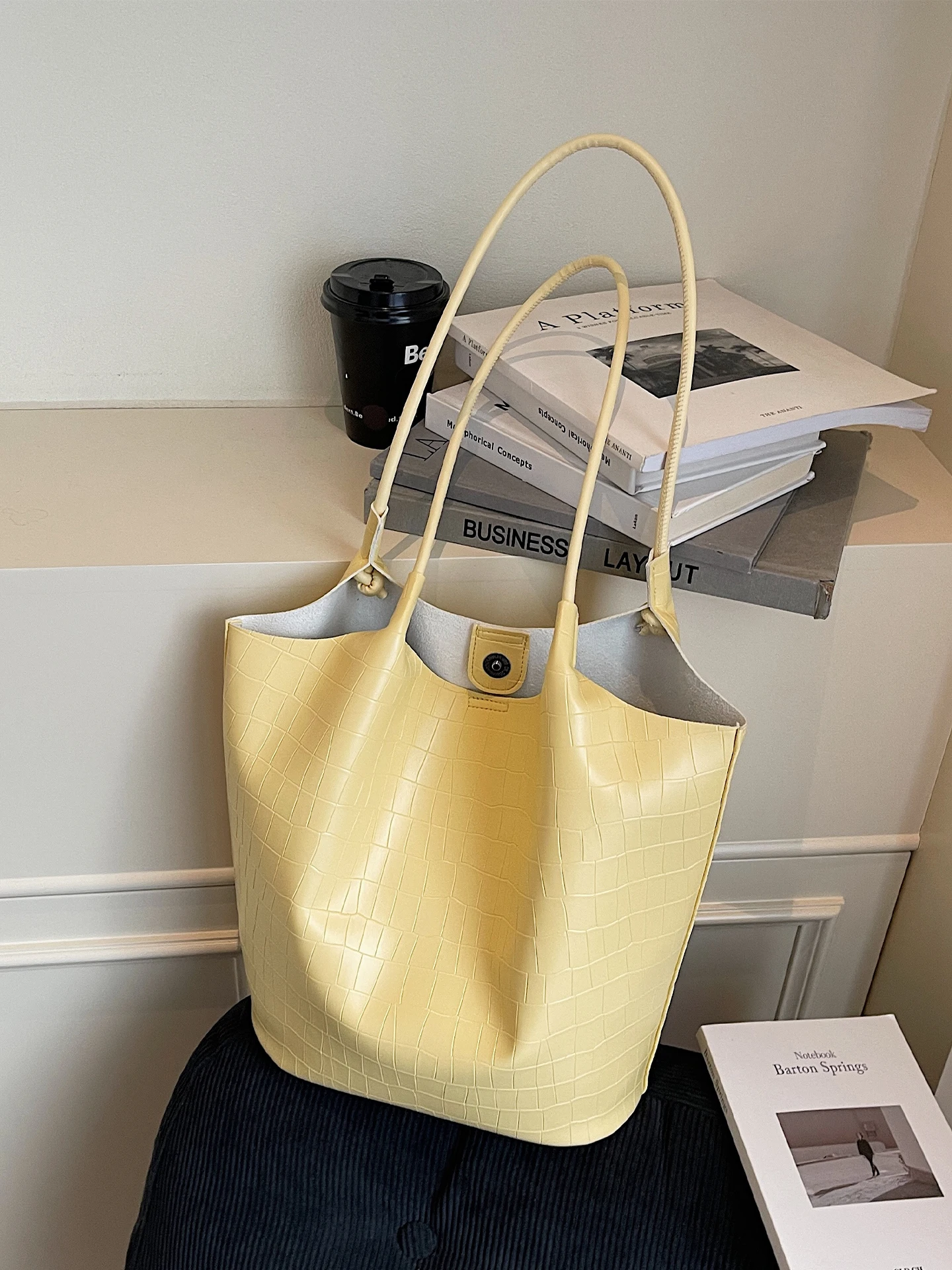 Fashionable Large Capacity Women's Shoulder Bag 2025 New Style Commuter Tote Bag Casual Simple Style Soft Handle Magnetic Buckle
Fashionable Large Capacity Women's Shoulder Bag 2025 New Style Commuter Tote Bag Casual Simple Style Soft Handle Magnetic Buckle