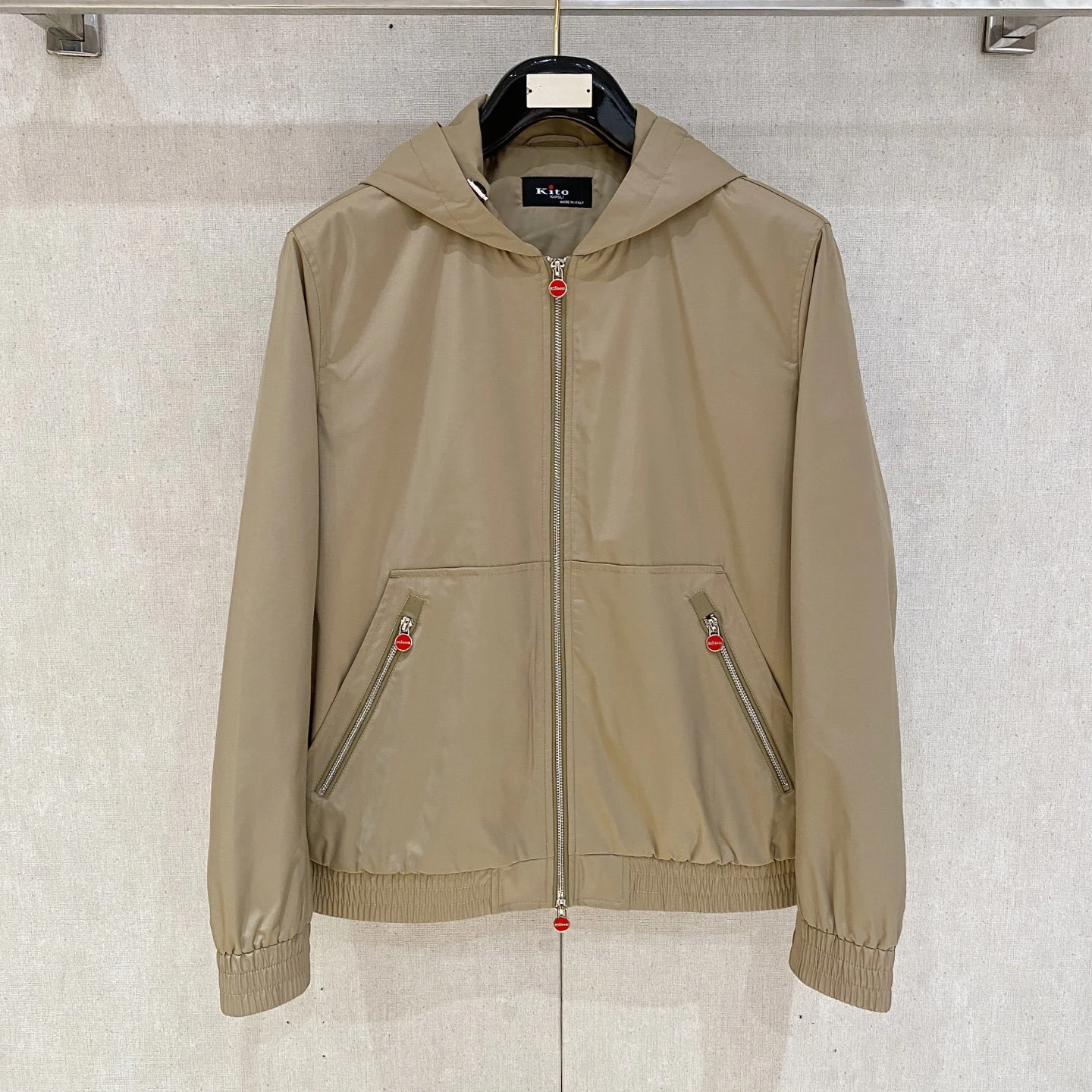 Kiton осенне-зимняя новая однотонная повседневная универсальная модная ветрозащитная мужская куртка с капюшоном
Kiton осенне-зимняя новая однотонная повседневная универсальная модная ветрозащитная мужская куртка с капюшоном