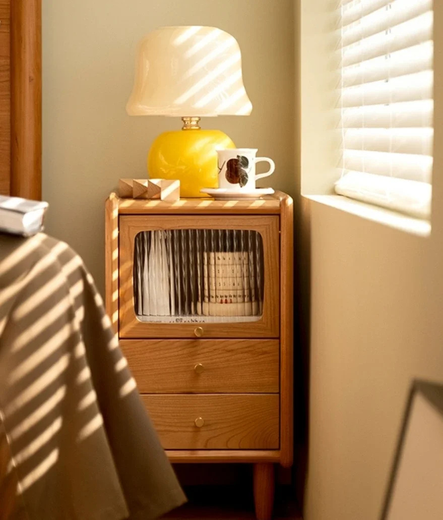 Узкая прикроватная тумбочка, маленькая мебель из вишневого дерева, современный минималистичный прикроватный шкаф из массива дерева. 
Узкая прикроватная тумбочка, маленькая мебель из вишневого дерева, современный минималистичный прикроватный шкаф из массива дерева.