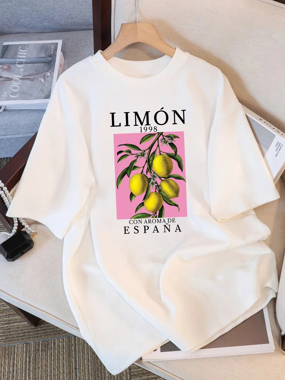 Летние футболки из 100% хлопка, женские топы с принтами Lemon 1998Con Aroma De Espana, мягкая свободная футболка с круглым вырезом, повседневная женская одежда
Летние футболки из 100% хлопка, женские топы с принтами Lemon 1998Con Aroma De Espana, мягкая свободная футболка с круглым вырезом, повседневная женская одежда