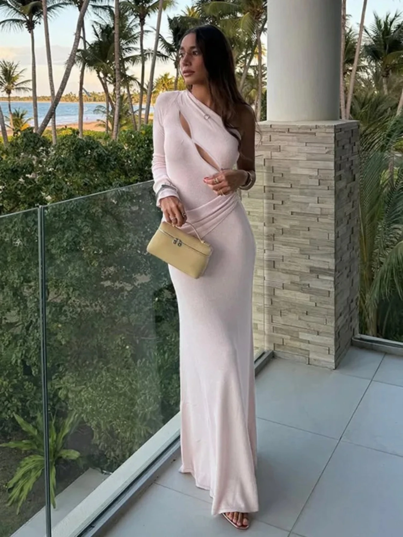 Европейское и американское платье с одним рукавом и вырезами, новинка осени 2026, сексуальное облегающее платье в стиле Ins, однотонное длинное платье
Европейское и американское платье с одним рукавом и вырезами, новинка осени 2026, сексуальное облегающее платье в стиле Ins, однотонное длинное платье