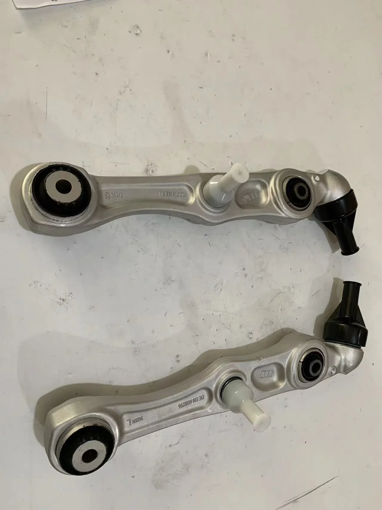 2026 Hot sale Control Arms for Rolls-Royce Cullinan Wishbone Tension Strut 31106893395 31106893396 factory
2026 Hot sale Control Arms for Rolls-Royce Cullinan Wishbone Tension Strut 31106893395 31106893396 factory