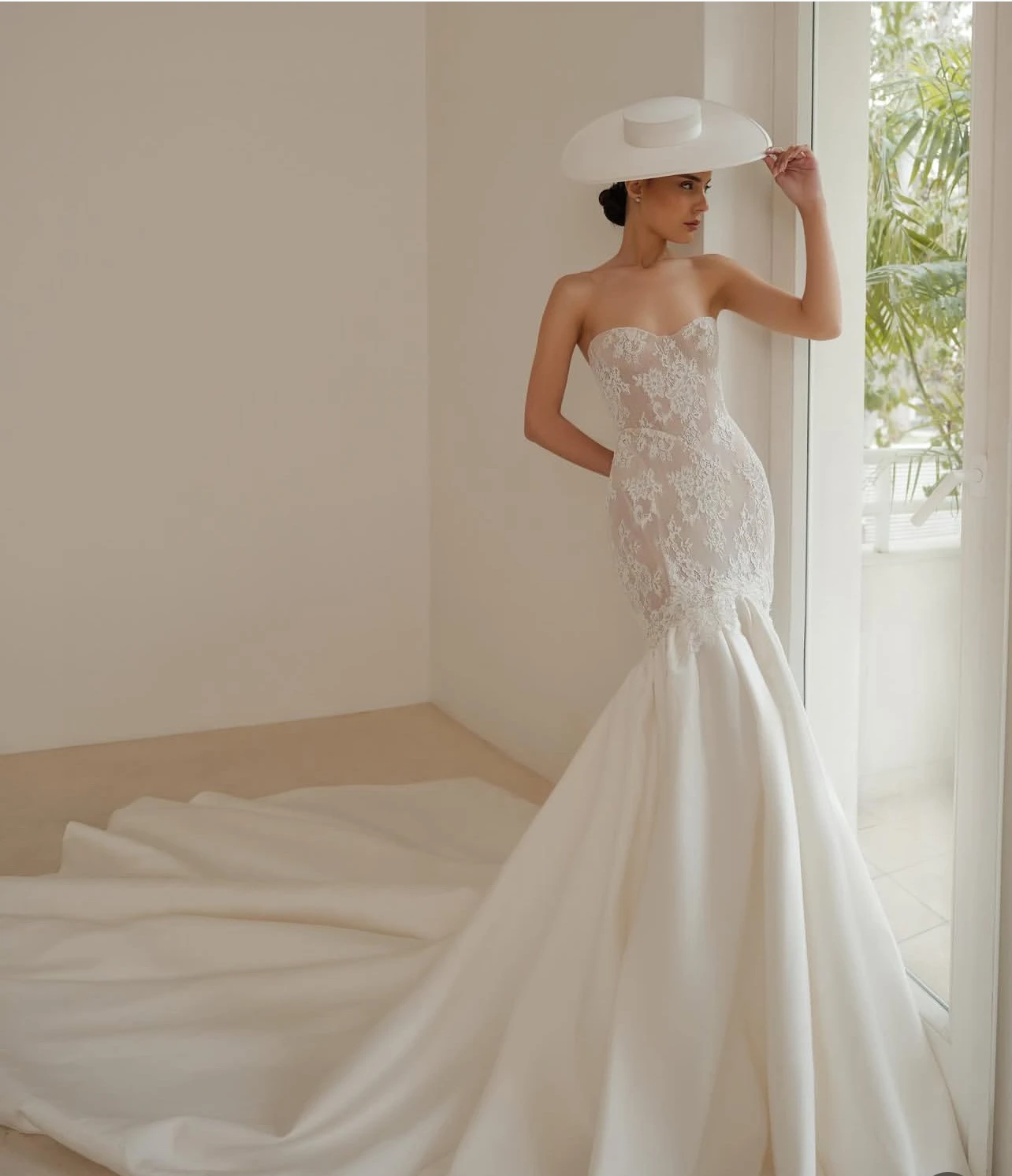 Customized sexy and elegant women's sleeveless sweetheart collar mermaid lace and satin wedding dress
Customized sexy and elegant women's sleeveless sweetheart collar mermaid lace and satin wedding dress