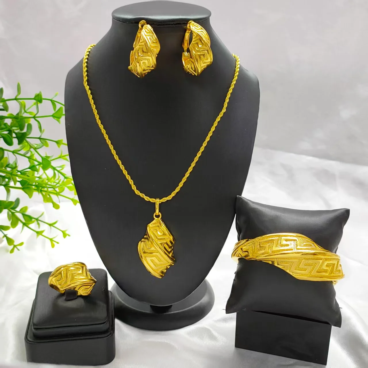 Fashion Ethiopian Bridal Necklace Earrings Sets With Pendant Indian Wedding 24k Gold Color Jewelry Set Dubai Choker Wholesales
Fashion Ethiopian Bridal Necklace Earrings Sets With Pendant Indian Wedding 24k Gold Color Jewelry Set Dubai Choker Wholesales
