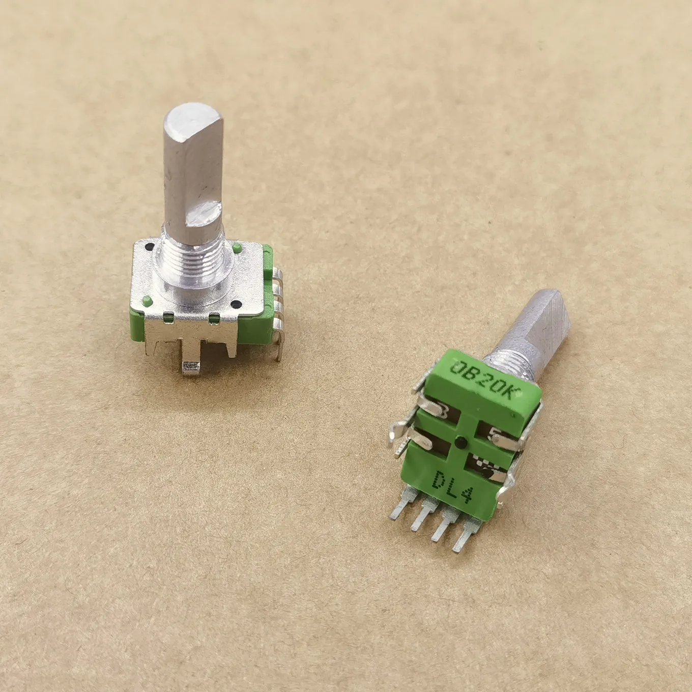 Original New 100% RV112 Vertical Volume Effect Device Potentiometer 0B20K 4Pin 360-Degree Handle Length 20MM (SWITCH)
Original New 100% RV112 Vertical Volume Effect Device Potentiometer 0B20K 4Pin 360-Degree Handle Length 20MM (SWITCH)