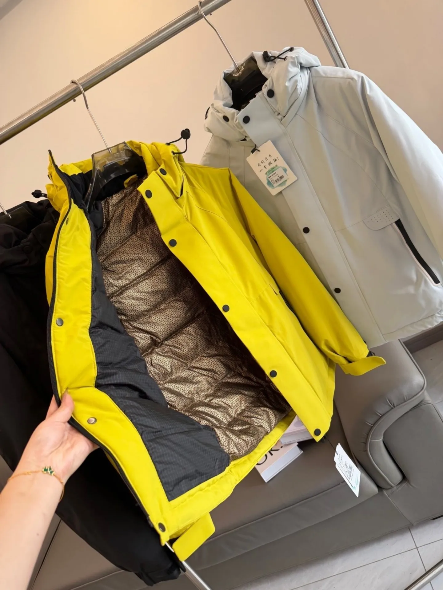 Мужская зимняя ветрозащитная теплая повседневная парка с капюшоном и флисовой подкладкой на молнии, технология Outdoor Aphene, 90% пуха, на молнии
Мужская зимняя ветрозащитная теплая повседневная парка с капюшоном и флисовой подкладкой на молнии, технология Outdoor Aphene, 90% пуха, на молнии