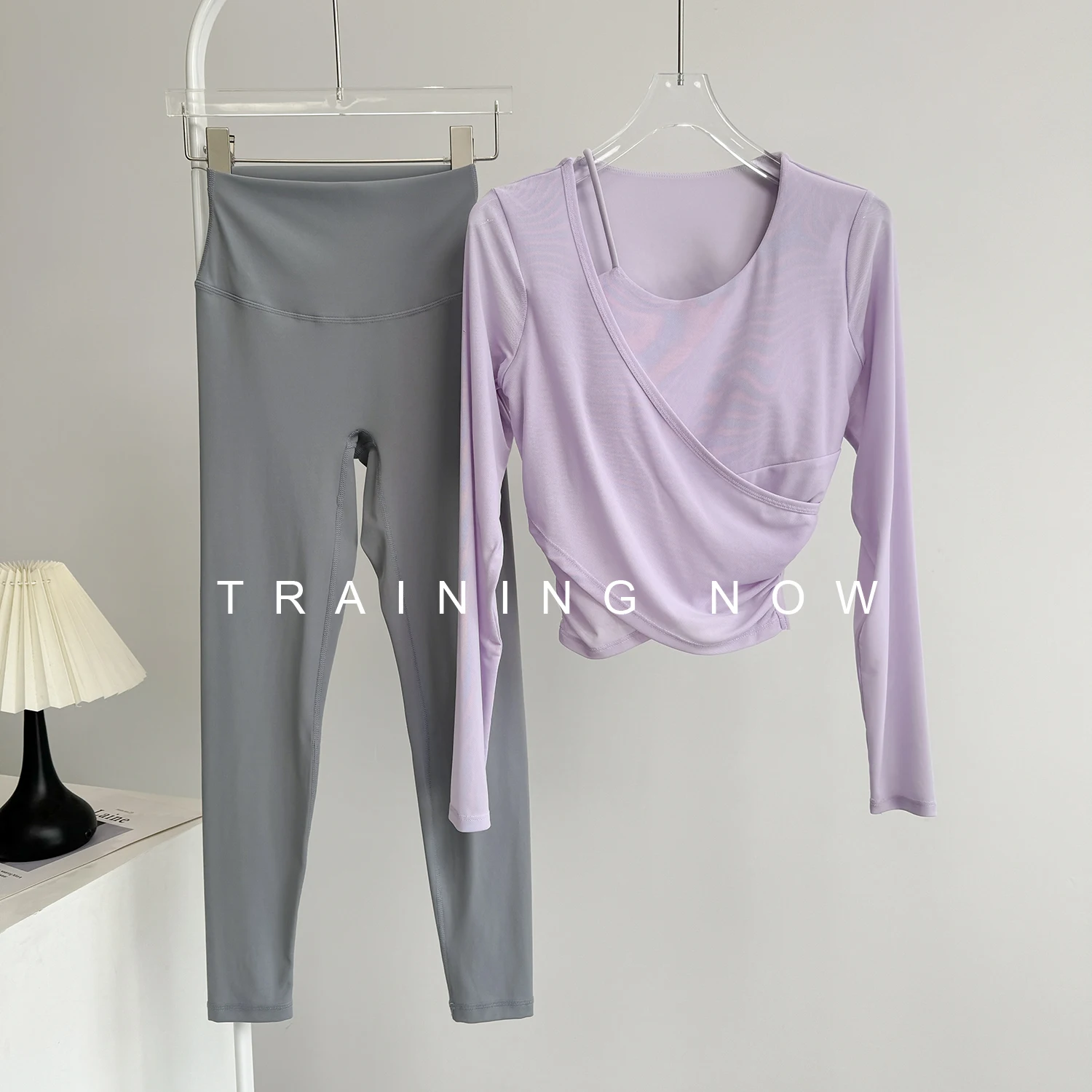 Yoga clothing suit for women in autumn and winter slimming running training quick-drying clothing with chest pad sports fitness
Yoga clothing suit for women in autumn and winter slimming running training quick-drying clothing with chest pad sports fitness